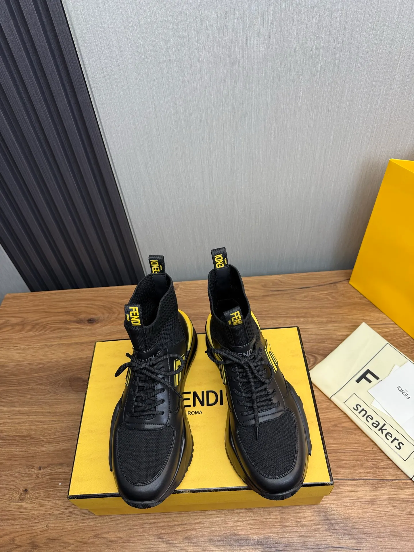 Men's men's shoes 💰560💰 Fendi [Fendi] hot style is on the market 🔥Fashionable casual men's shoes 🔱 Made of original brand fly knit fabric. Original cowhide + breathable mesh lining + sheepskin feet. Perfect shape and top quality, you deserve it 🔜Original rubber outsole, ultra-light, non-slip and wear-resistant 👣 Standard size 38-44